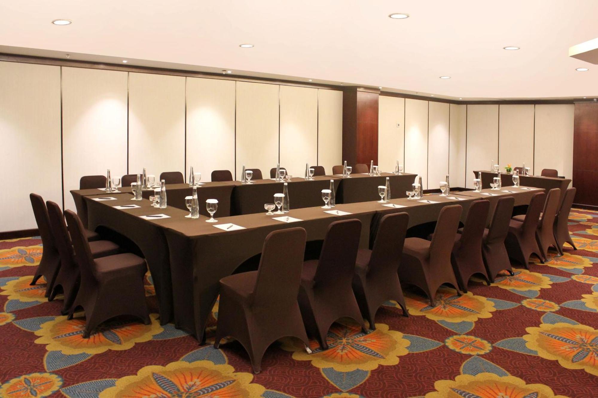 Hotel Santika Premiere Semarang Kültér fotó